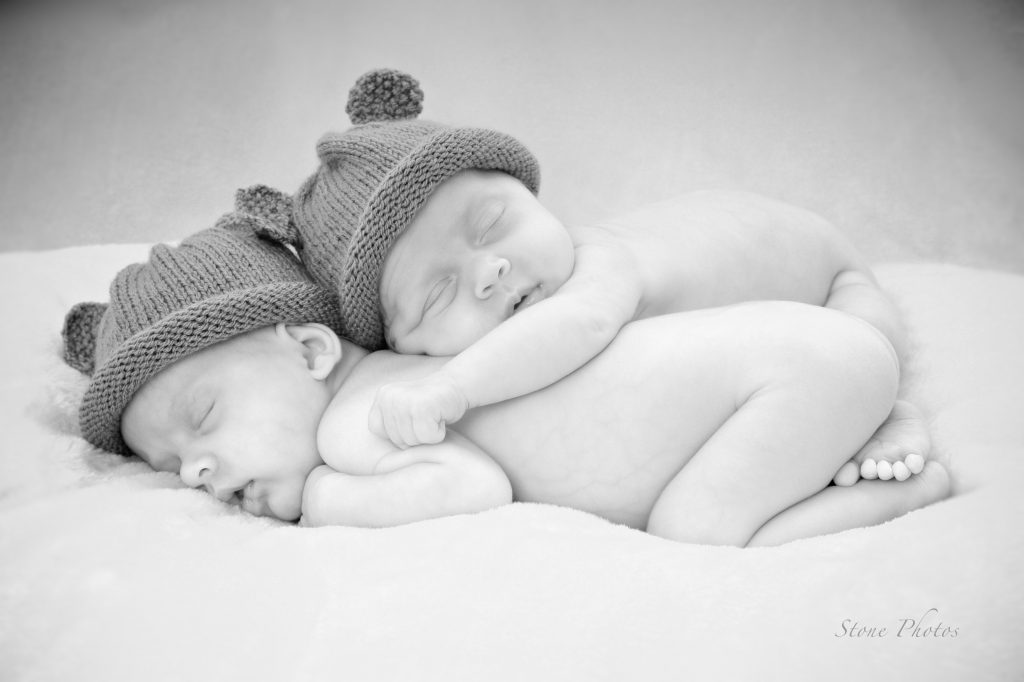newborn_twins_hats_cuddle