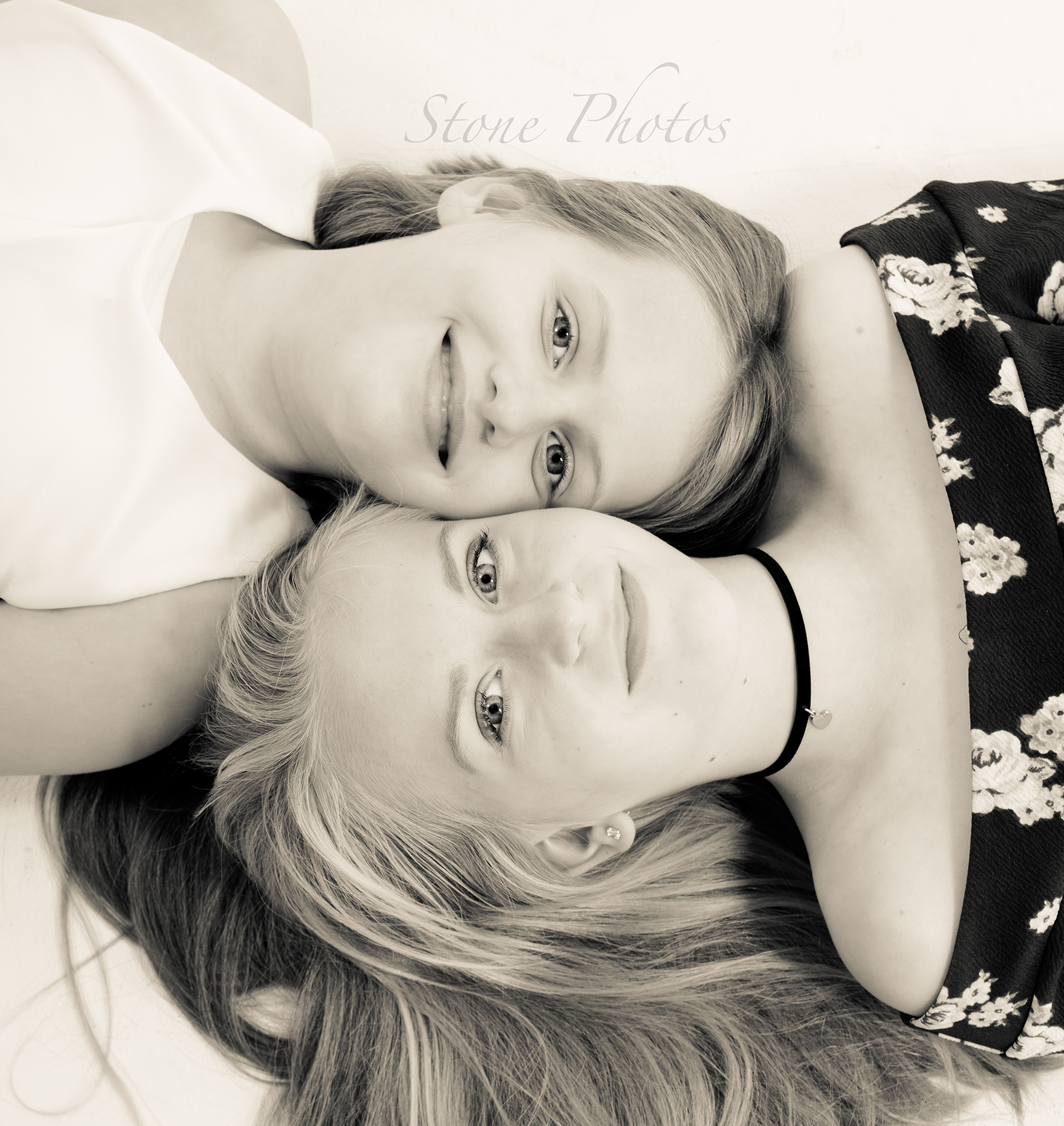 Charlotte & ISABELLE, BEAUTIFUL GIRLS, TEENAGE PHOTOGRAPHY, PHOTOS, SIBLINGS, SISTERS.